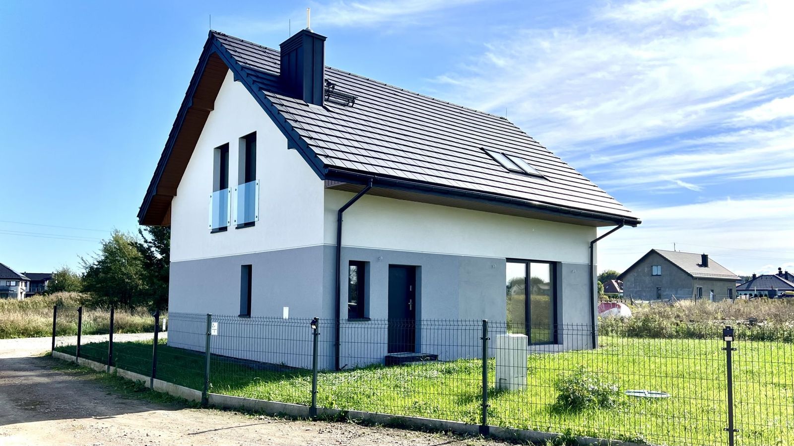 Nowy dom jednorodzinny przy ul. Łąkowej w Węgrzcach Wielkich — widok od strony drogi